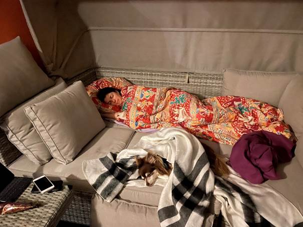 Ein Bild, das drinnen, Bettwsche, Sofa, Kleidung enthlt.

Automatisch generierte Beschreibung